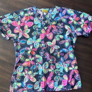 WonderWink Multicolor 🦋 Butterfly Scrub Top